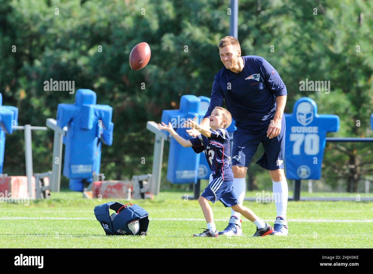 29. Januar 2022: Mehrere Quellen berichten, dass der siebenmalige Super Bowl Champion Tom Brady seinen Rücktritt vom NFL ankündigen wird. Eric Canha/CSM, 15. August 2013 - Foxborough, Massachusetts, USA - der Quarterback der New England Patriots Tom Brady (12) spielt Catch mit seinem Sohn Jack am Ende des Trainingslagers der New England Patriots im Gillette Stadium in Foxborough, Massachusetts. Eric Canha/CSM Stockfoto