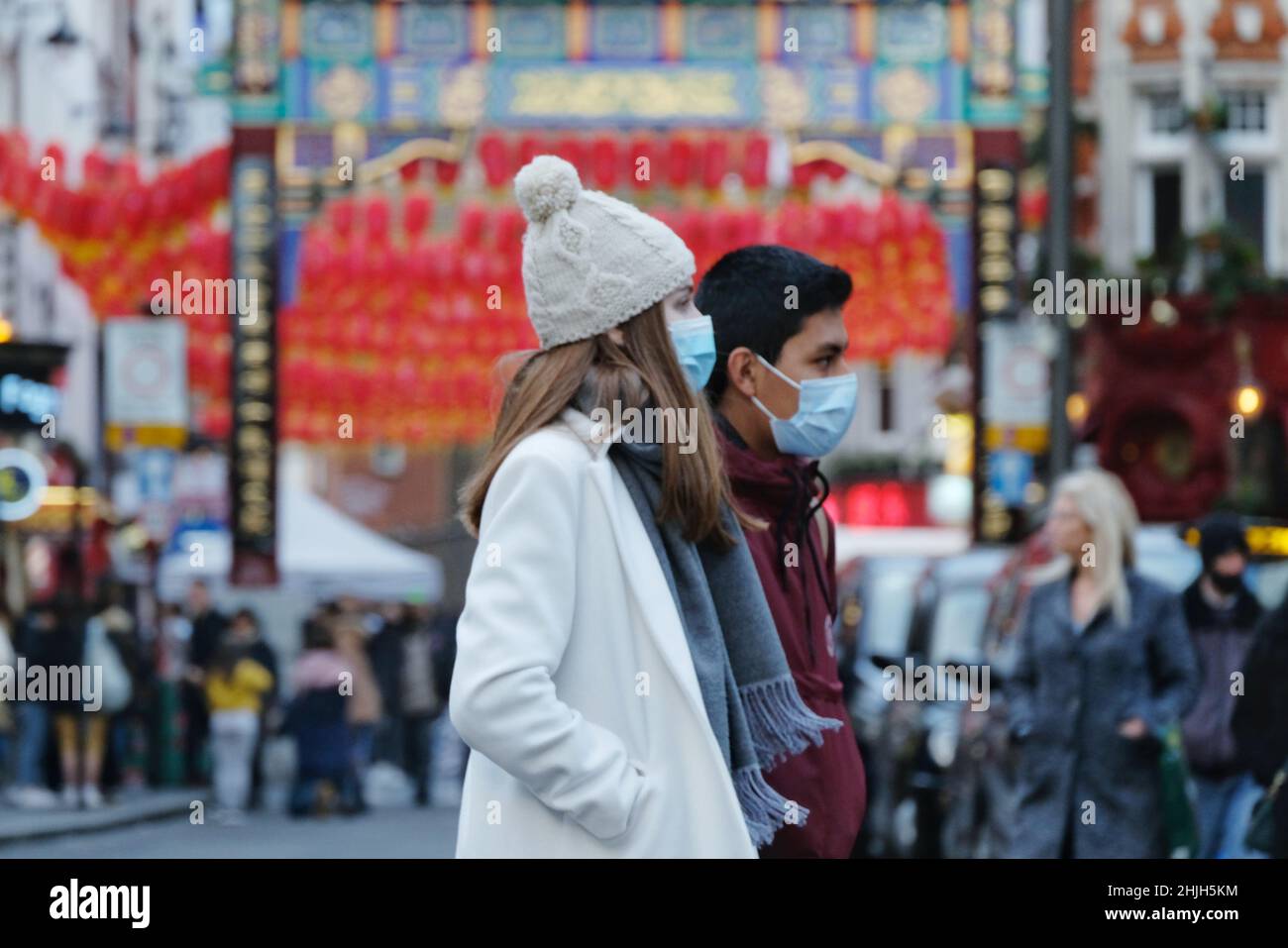 London, Großbritannien, 29th. Januar 2022. Die Besucherzahl in Londons Chinatown nimmt zu, da die Käufer Lebensmittel für spezielle Mahlzeiten kaufen und Samstagabend-Gäste im Vorfeld des chinesischen Neujahrs, der auf den 1st. Februar fällt, speisen. Kredit: Elfte Stunde Fotografie/Alamy Live Nachrichten Stockfoto