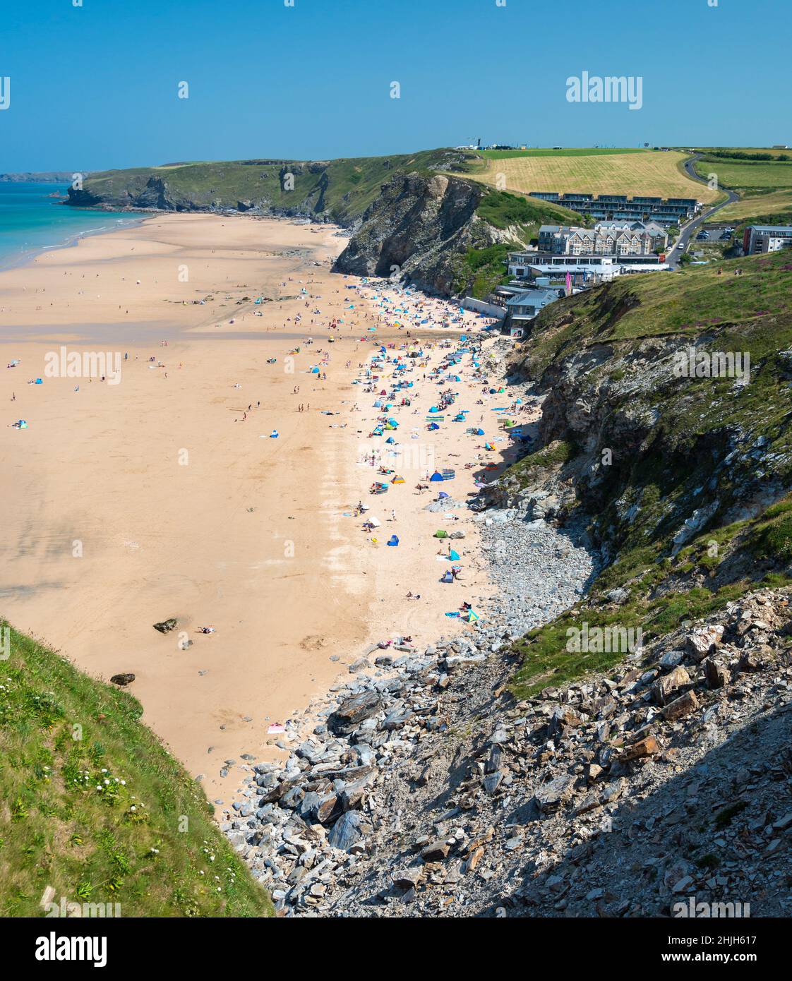 Newquay,Cornwall,England,Vereinigtes Königreich-Juni 21st 2021: Viele Strandbesucher besuchen die beliebte und große Bucht, während der Schulferien, um sich zu entspannen und zu entspannen Stockfoto