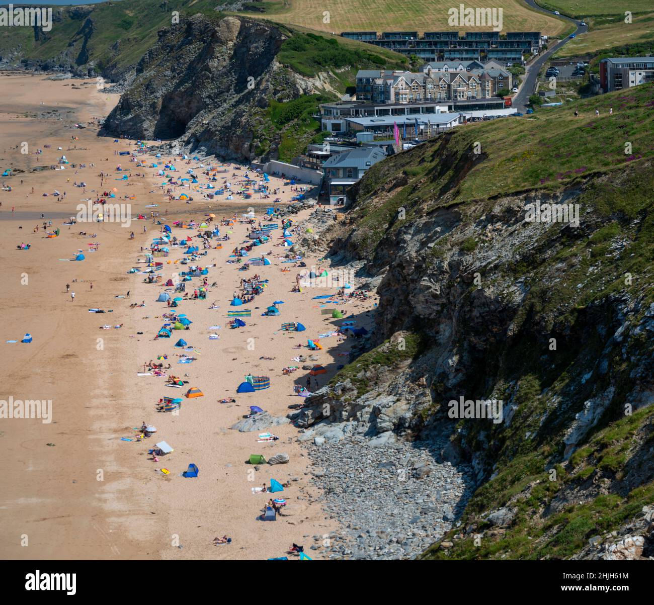 Newquay,Cornwall,England,Vereinigtes Königreich-Juni 21st 2021: Viele Strandbesucher besuchen die beliebte und große Bucht, während der Schulferien, um sich zu entspannen und zu entspannen Stockfoto