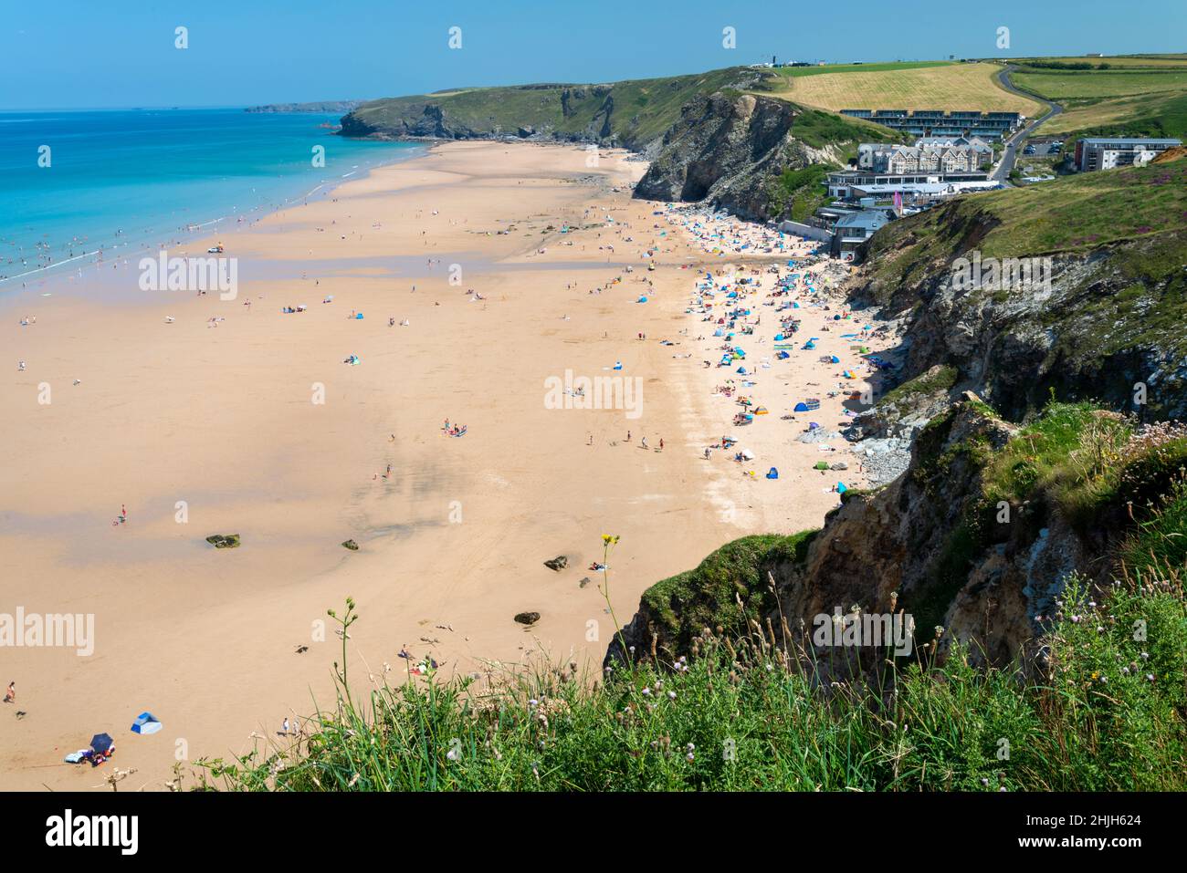 Newquay,Cornwall,England,Vereinigtes Königreich-Juni 21st 2021: Viele Strandbesucher besuchen die beliebte und große Bucht, während der Schulferien, um sich zu entspannen und zu entspannen Stockfoto