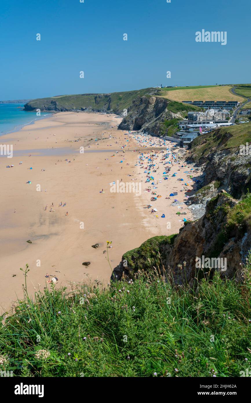Newquay,Cornwall,England,Vereinigtes Königreich-Juni 21st 2021: Viele Strandbesucher besuchen die beliebte und große Bucht, während der Schulferien, um sich zu entspannen und zu entspannen Stockfoto