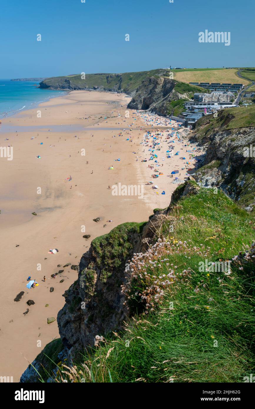 Newquay,Cornwall,England,Vereinigtes Königreich-Juni 21st 2021: Viele Strandbesucher besuchen die beliebte und große Bucht, während der Schulferien, um sich zu entspannen und zu entspannen Stockfoto