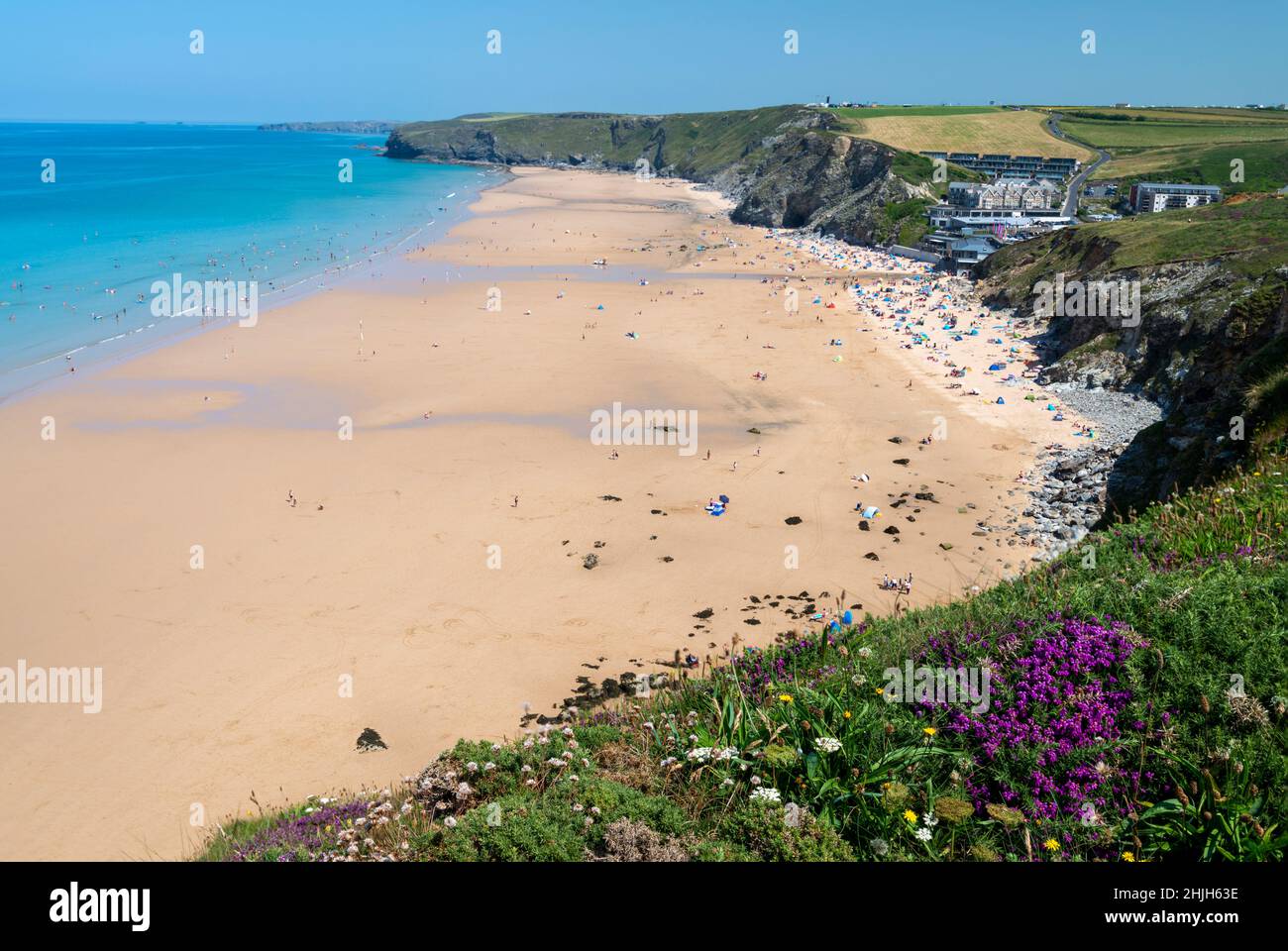 Newquay,Cornwall,England,Vereinigtes Königreich-Juni 21st 2021: Viele Strandbesucher besuchen die beliebte und große Bucht, während der Schulferien, um sich zu entspannen und zu entspannen Stockfoto