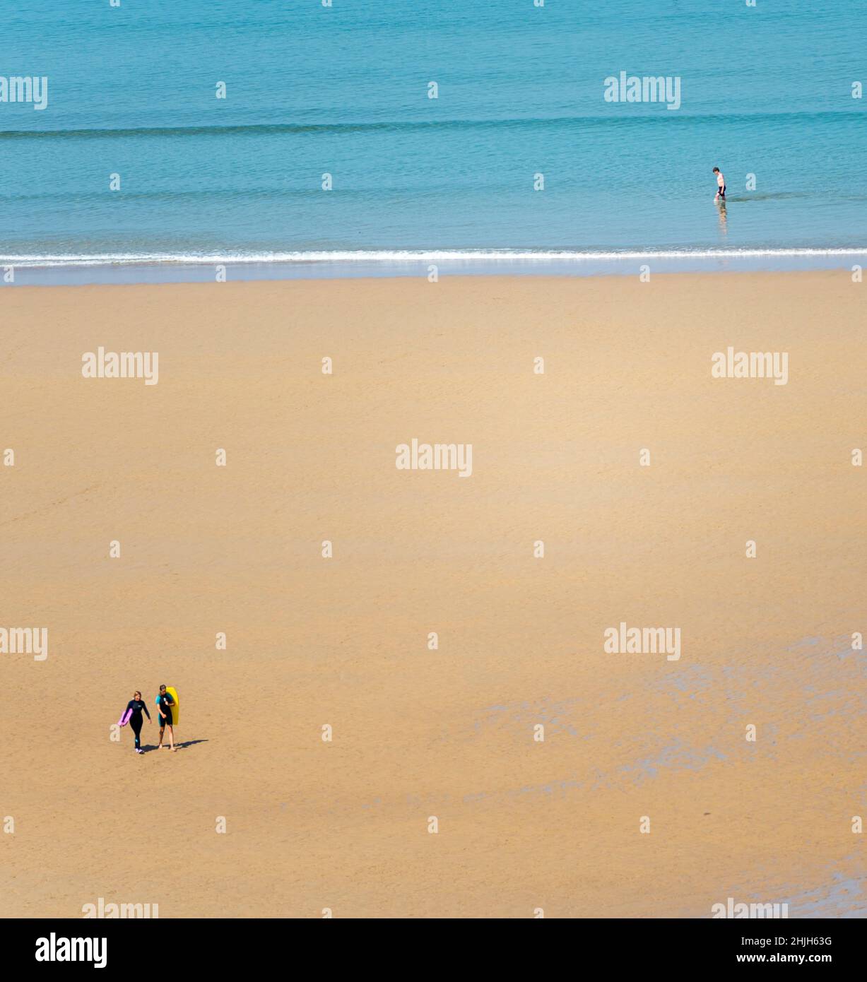 Newquay,Cornwall,England,Vereinigtes Königreich-Juni 21st 2021:Strandbesucher und Freizeitreisende genießen das warme, sonnige Mittsommerwetter und die weite Sandbucht bei No Stockfoto