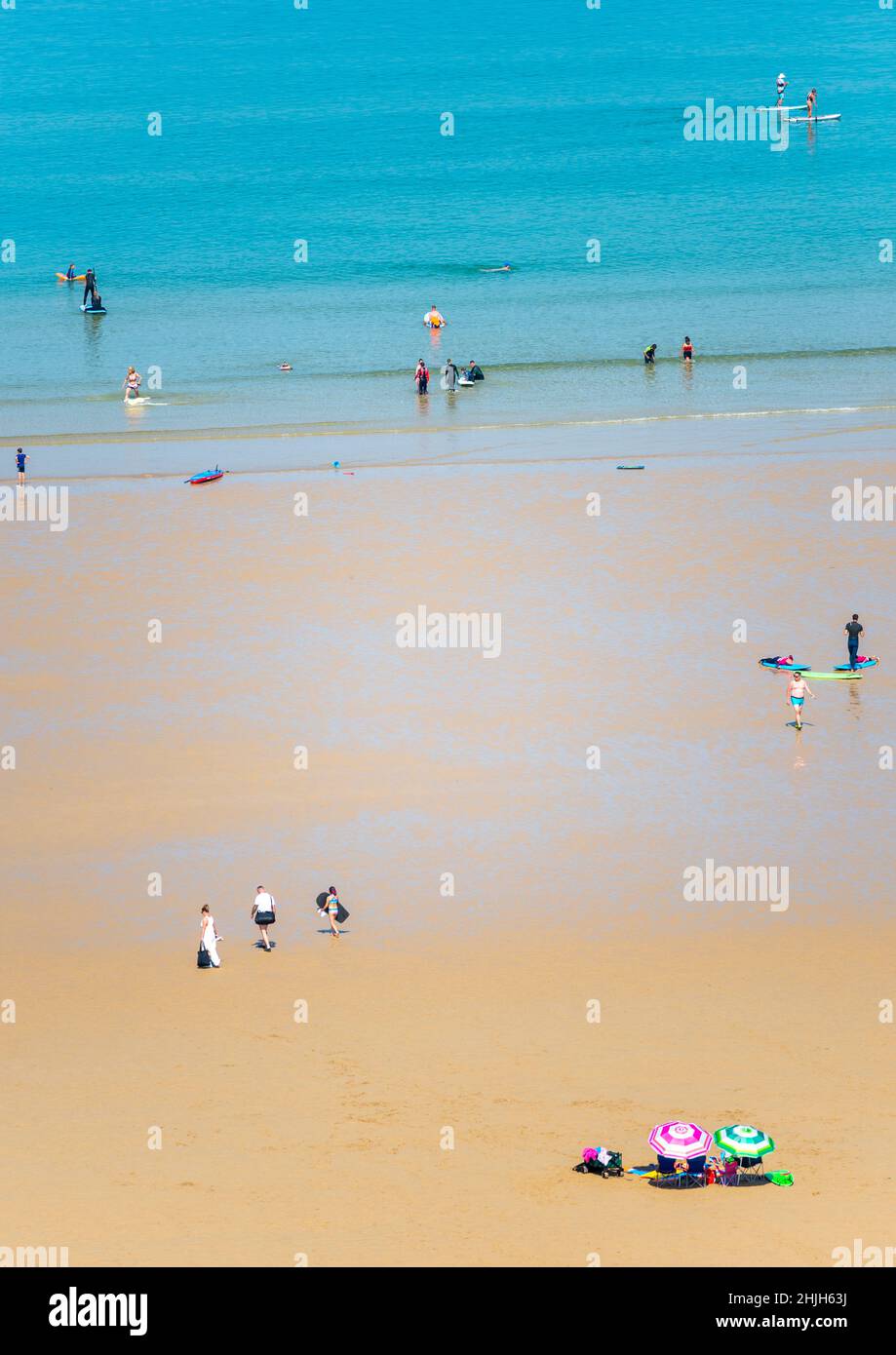 Newquay,Cornwall,England,Vereinigtes Königreich-Juni 21st 2021:Strandbesucher und Freizeitreisende genießen das warme, sonnige Mittsommerwetter und die weite Sandbucht bei No Stockfoto