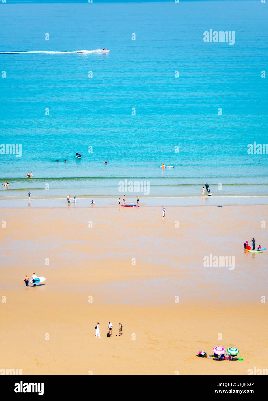 Newquay,Cornwall,England,Vereinigtes Königreich-Juni 21st 2021:Strandbesucher und Freizeitreisende genießen das warme, sonnige Mittsommerwetter und die weite Sandbucht bei No Stockfoto