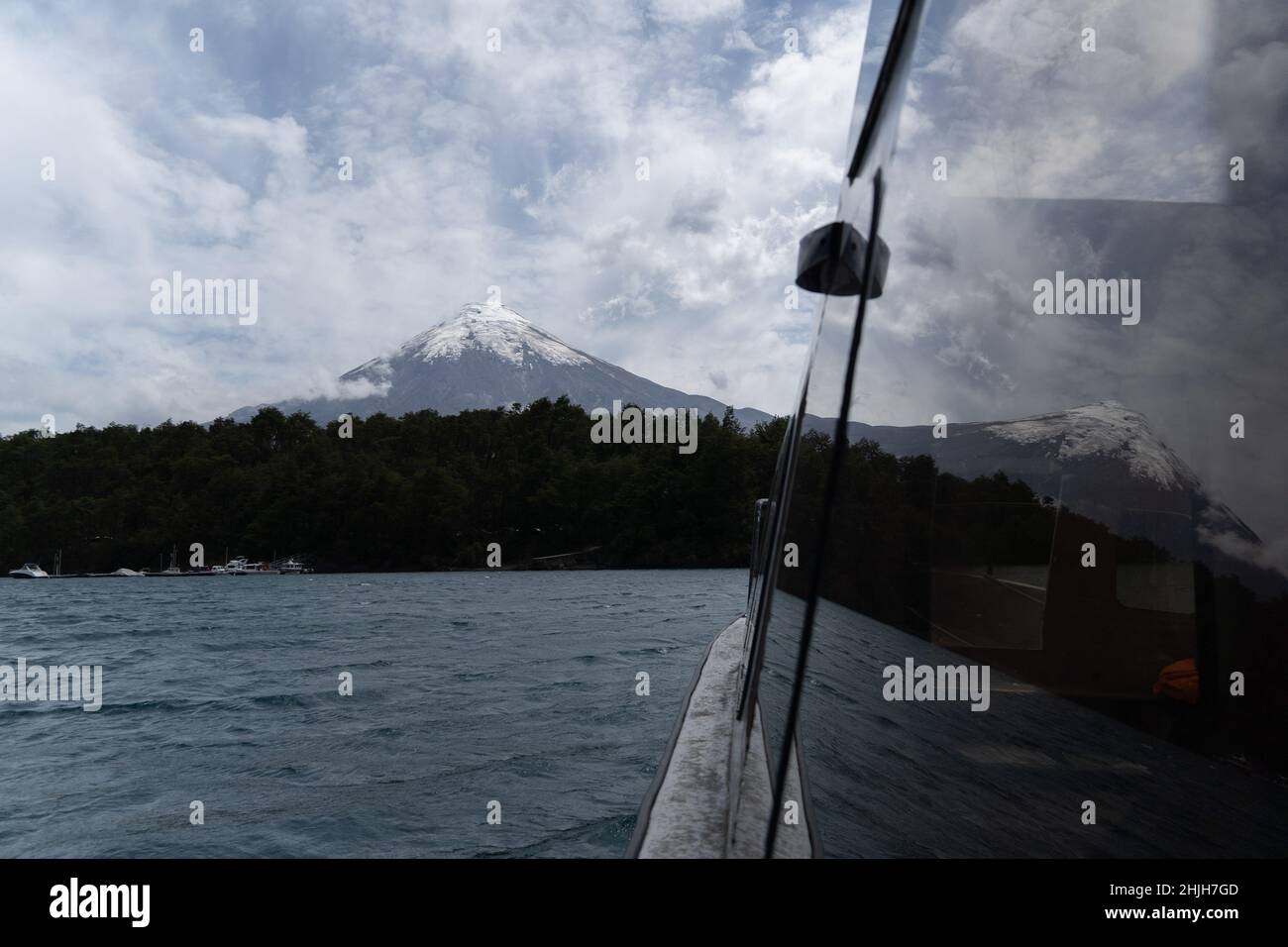 Petrohue, Los Lagos, Chile. 29th Januar 2022. Der Vulkan Osorno spiegelt sich in einem Bootsfenster auf dem Lake Todos Los Santos in Petrohue, Südchile. (Bild: © Matias Basualdo/ZUMA Press Wire) Stockfoto