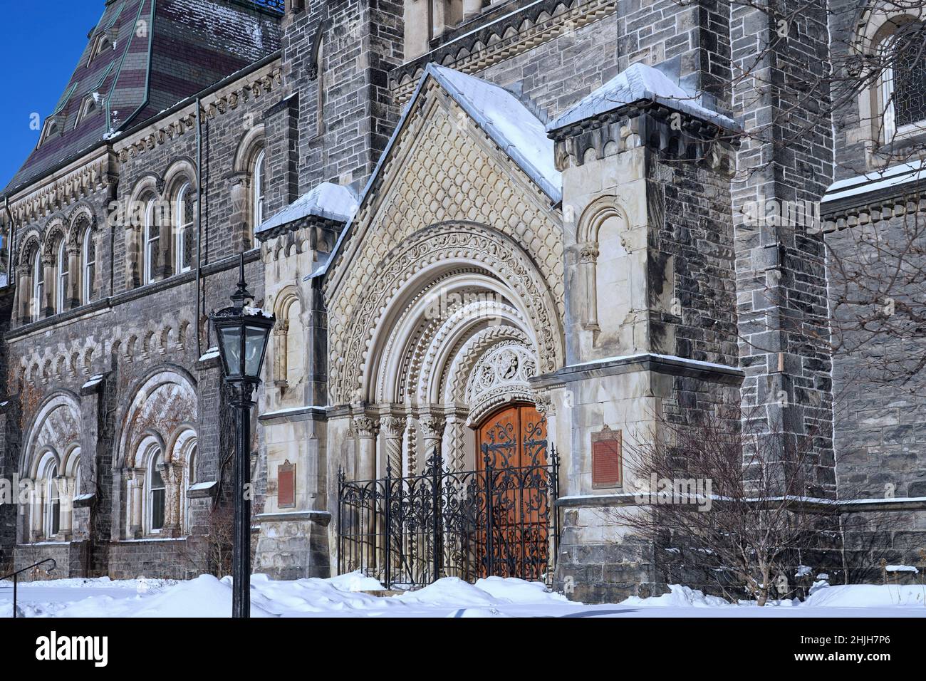 Im Winter vor einem alten College-Gebäude im gotischen Stil an der Universität von Toronto Stockfoto
