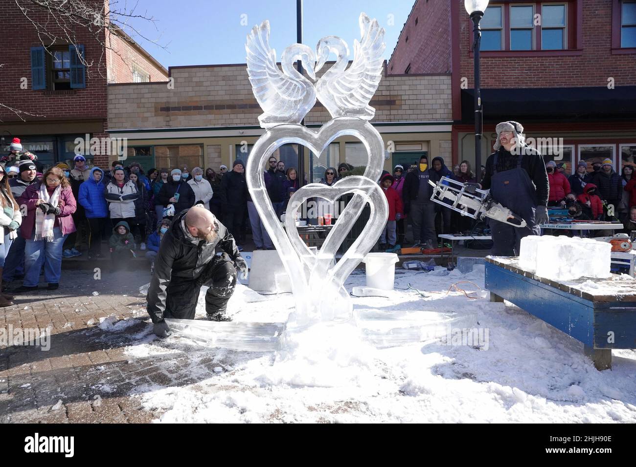 St. Charles, Usa. 29th Januar 2022. Eisschnitzer vollenden ihre Herzkreation während der Fete de Glace . Ice Carving Wettbewerb, in St. Charles, Missouri am Samstag, 29. Januar 2022. Die Schnitzer beginnen mit einem einzigen Eisblock mit einem Gewicht von 260 kg und zerschneiden ihn mithilfe von Kettensägen, Meißeln, Schleifmaschinen und Messern, um ein fertiges Produkt zu erstellen. Foto von Bill Greenblatt/UPI Credit: UPI/Alamy Live News Stockfoto