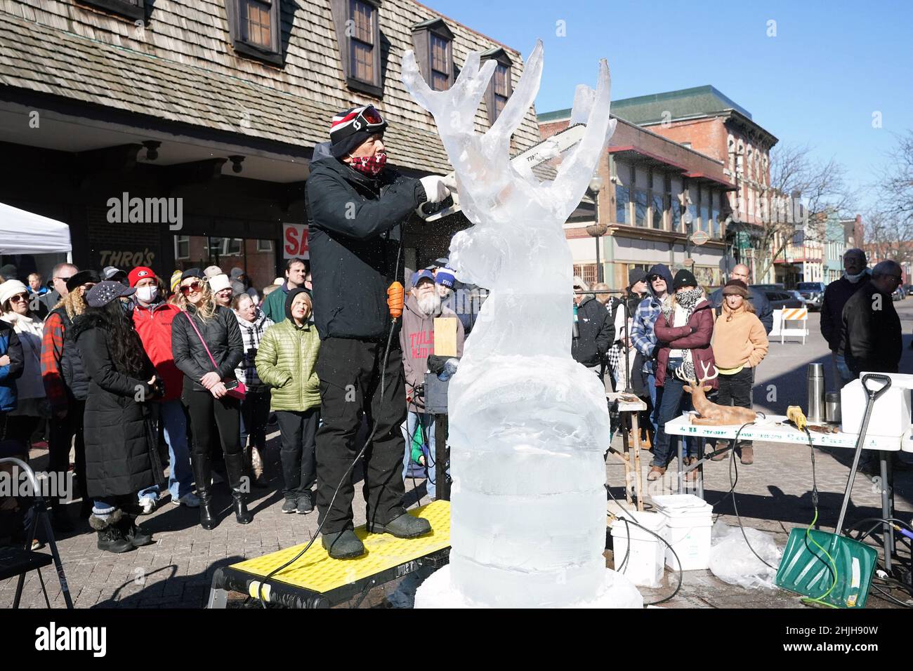 St. Charles, Usa. 29th Januar 2022. Eisschnitzer vollenden ihre Herzkreation während der Fete de Glace . Ice Carving Wettbewerb, in St. Charles, Missouri am Samstag, 29. Januar 2022. Die Schnitzer beginnen mit einem einzigen Eisblock mit einem Gewicht von 260 kg und zerschneiden ihn mithilfe von Kettensägen, Meißeln, Schleifmaschinen und Messern, um ein fertiges Produkt zu erstellen. Foto von Bill Greenblatt/UPI Credit: UPI/Alamy Live News Stockfoto