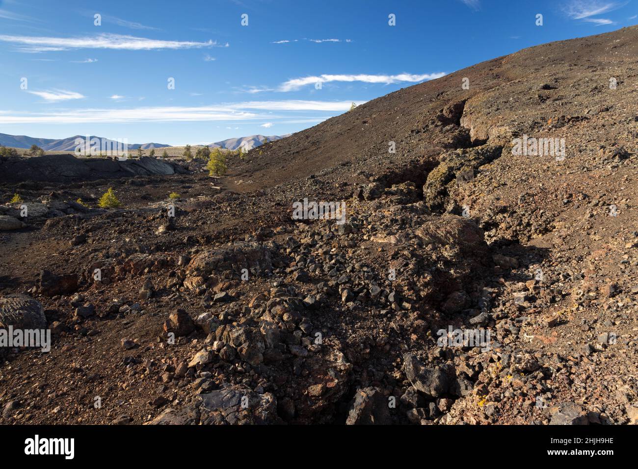 Ein großer Riss in der Lava, der die Basis des Broken Top-Schlackenkegels entlang der Broken Top Loop hochläuft. Craters of the Moon National Monument, Idaho Stockfoto