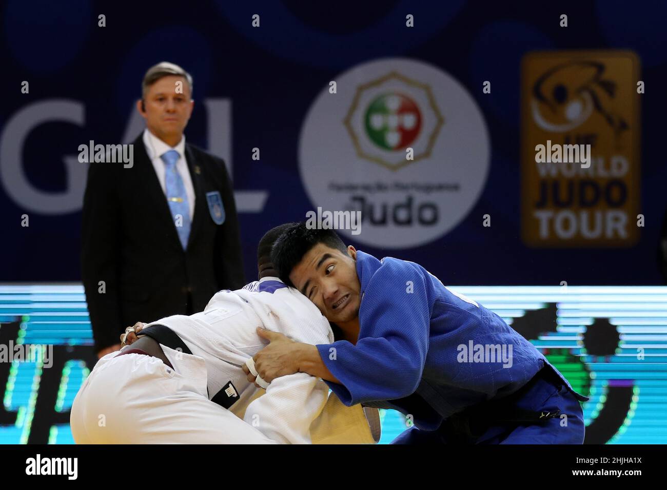 Lissabon. 29th Januar 2022. SOD-Erdene Gunjinlkham (R) aus der Mongolei konkurriert mit Joan-Benjamin Gaba aus Frankreich beim -73 kg schweren Spiel der Männer beim Judo Grand Prix Portugal 2022 im Municipal Sports Complex in Almada, Portugal, am 29. Januar 2022. Quelle: Pedro Fiuza/Xinhua/Alamy Live News Stockfoto