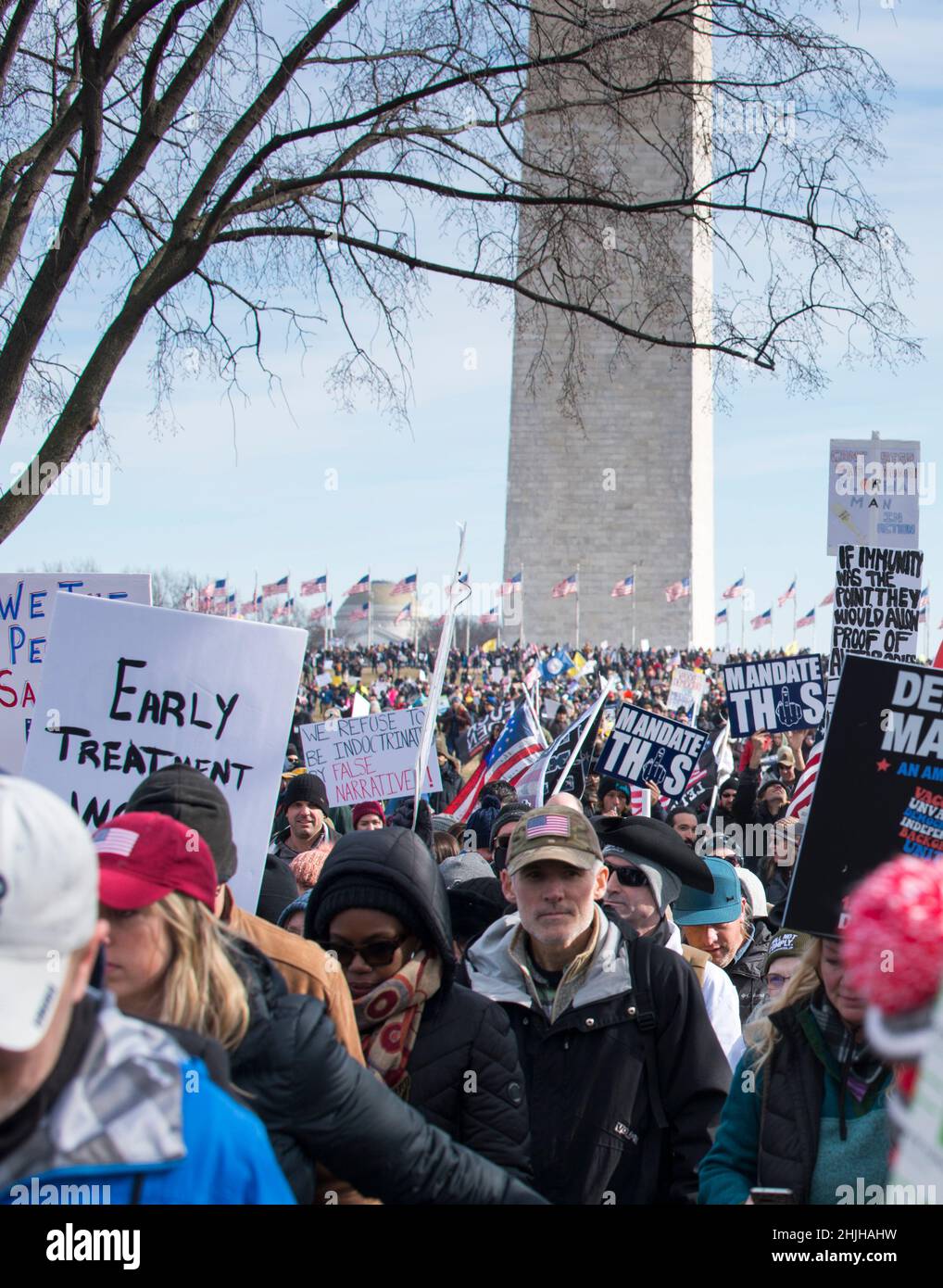 Besiegt den mandatsmarsch am Washington Monument. Demonstranten protestieren gegen Mask & Covid-19-Impfmandate.Washington, DC,Januar 23,2022 Stockfoto