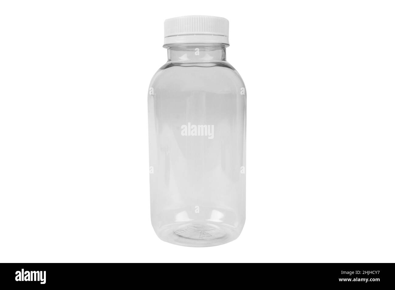 Leere transparente Kunststoffflasche mit Deckel für Milchprodukte und Säfte isoliert auf weißem Hintergrund. Verpackung von Produkten. Kunststoffflasche isoliert mit Stockfoto