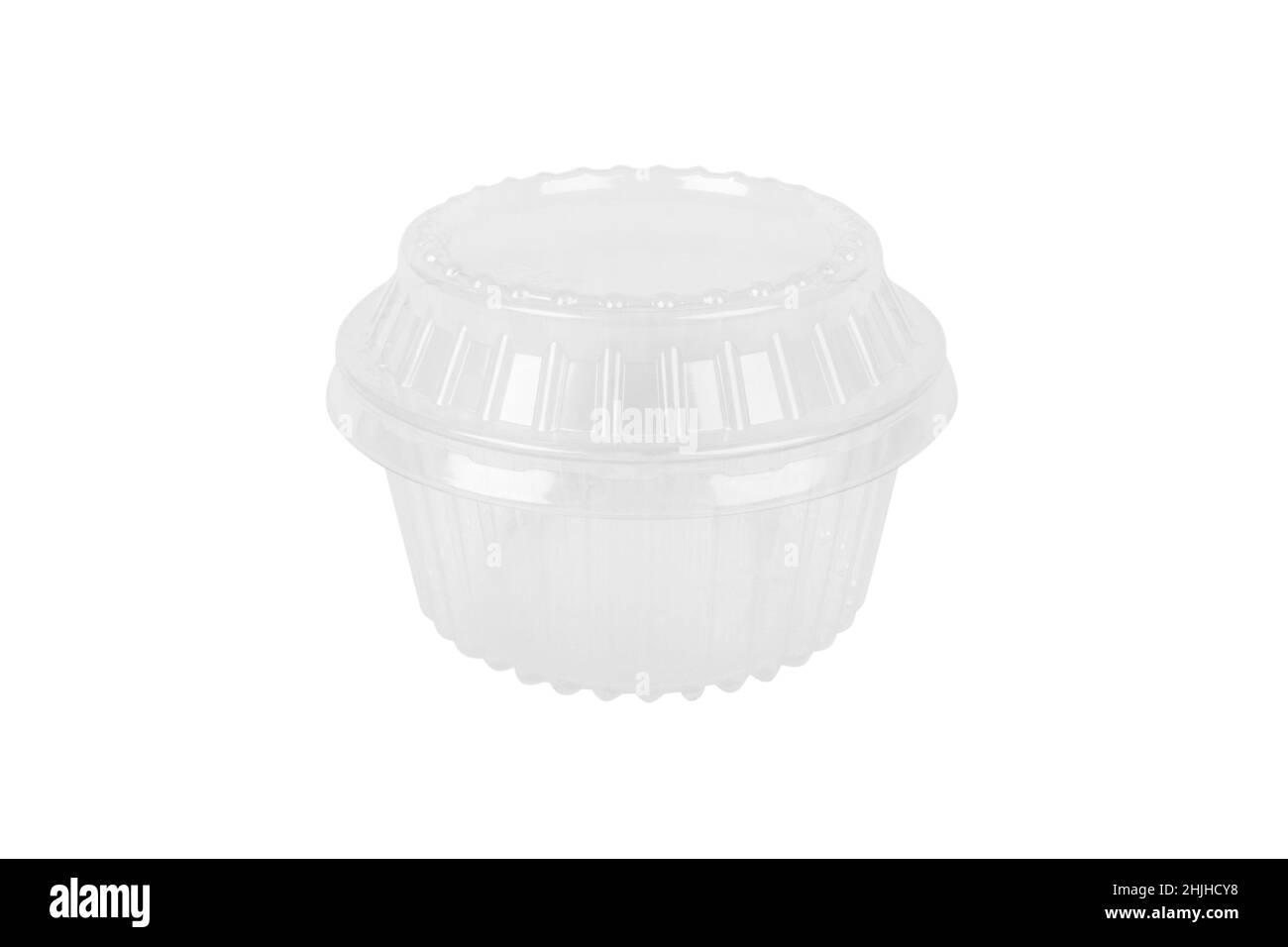 Leerer transparenter Kunststoffbehälter mit Deckel für Milchprodukte isoliert auf weißem Hintergrund. Verpackung von Produkten. Kunststoffbox isoliert mit Clipping p Stockfoto