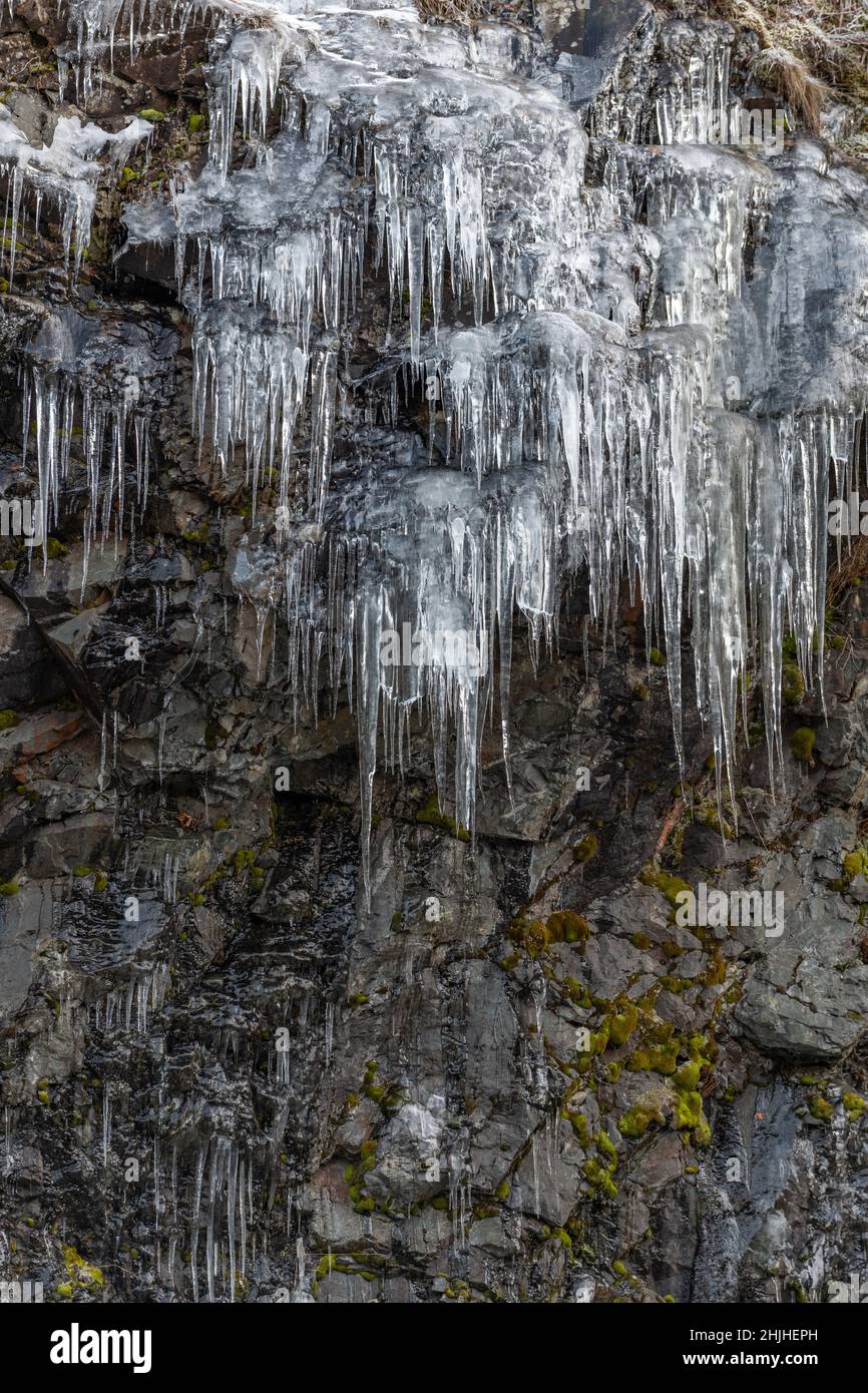 Eiszapfen bilden im Winter einen Eisfall im Berg. Frankreich. Stockfoto