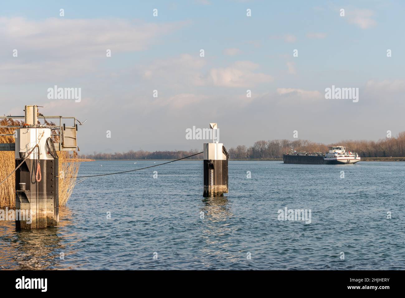 Die Rheinschifffahrt zwischen Frankreich und Deutschland von Basel nach Rotterdam. Frankreich. Stockfoto