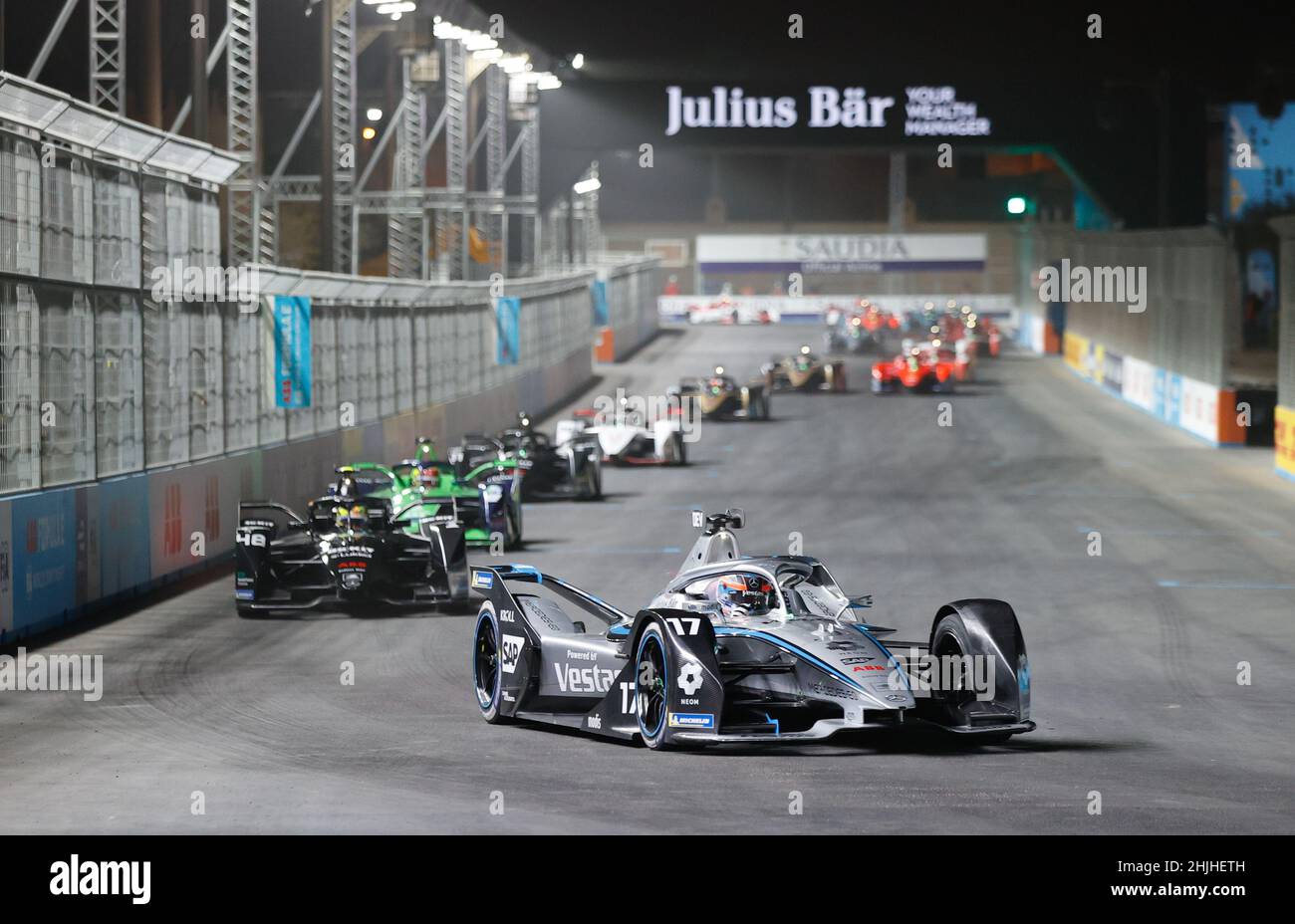 (220130) -- RIYADH, 30. Januar 2022 (Xinhua) -- Fahrer treten im zweiten Lauf der ABB Formel-E-Weltmeisterschaft DIRIYAH E-Prix, Riad, Saudi-Arabien, am 29. Januar 2022 an. (Saudisches Medienministerium über Xinhua) Stockfoto