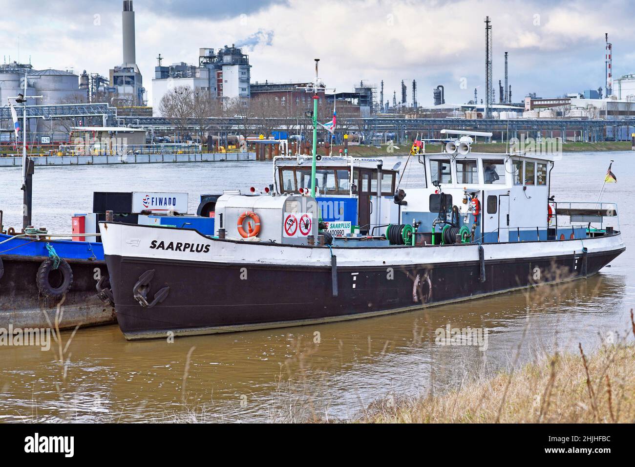 Mannheim, Deutschland - Januar 2022: Bunkerschiff 'Saarplus' ein Boot, das am rhein verankert ist Stockfoto
