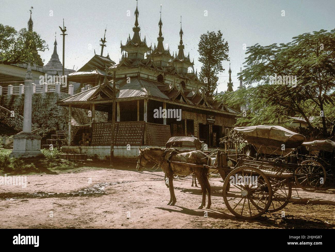 Eine Pony-Falle erwartet Reisende, die durch Kyaukpaaung, eine kleine Stadt im Zentrum von Burma (Myanmar), 1974, fahren Stockfoto