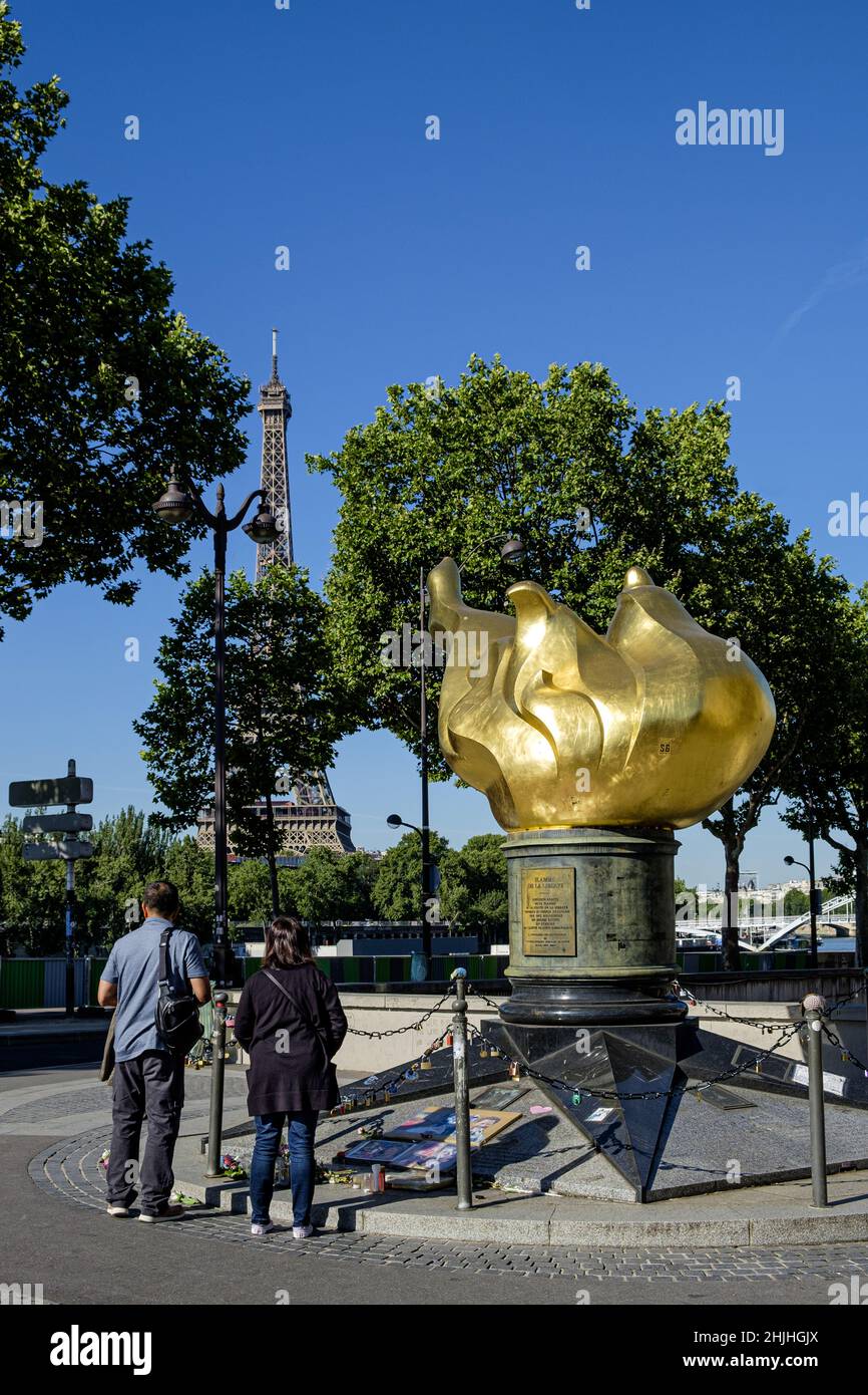 Frankreich. Paris (75) (16th Bezirk). Mit Blick auf den Tunnel der Alma Bridge ist die Flamme der Freiheit eine lebensgroße Reproduktion der Fackel, die vom Stat gehalten wird Stockfoto