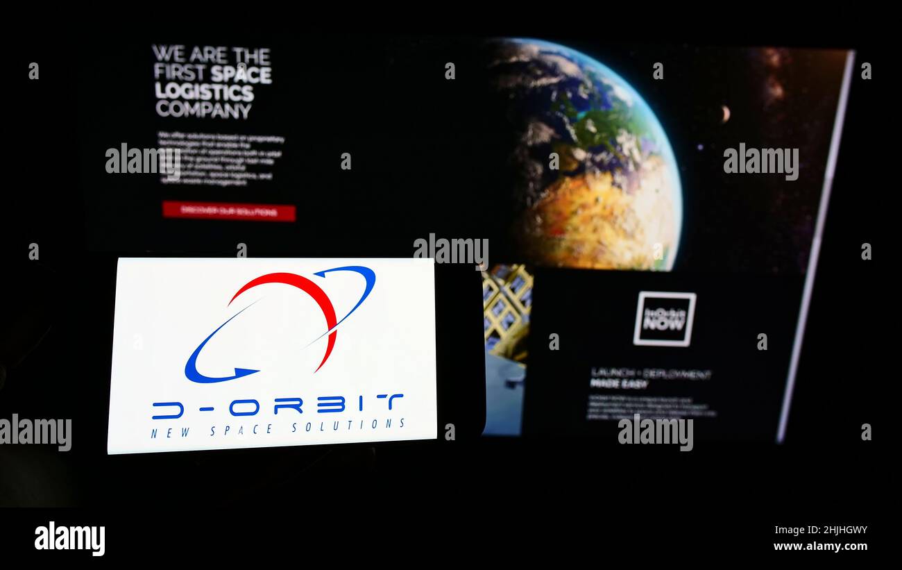 Person mit Smartphone und Logo des italienischen Luftfahrtunternehmens D-Orbit Spa auf dem Bildschirm vor der Website. Konzentrieren Sie sich auf die Telefonanzeige. Stockfoto