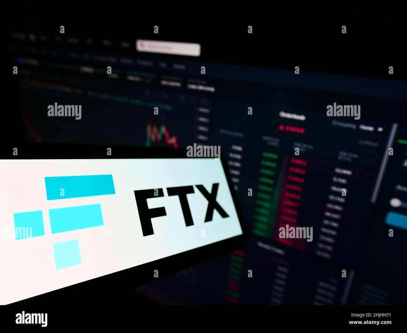 Smartphone mit Logo des Kryptowährungsunternehmens FTX Trading auf dem Bildschirm vor der Business-Website. Konzentrieren Sie sich auf die linke Seite des Telefondisplays. Stockfoto