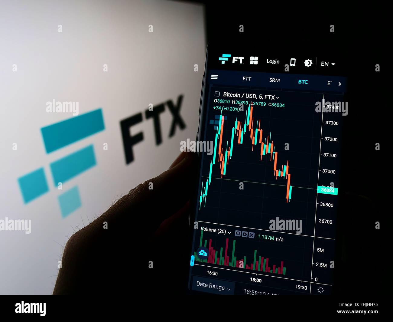 Person, die Mobiltelefon mit der Website der Kryptowährungsfirma FTX Trading auf dem Bildschirm vor dem Logo hält. Konzentrieren Sie sich auf die Mitte des Telefondisplays. Stockfoto
