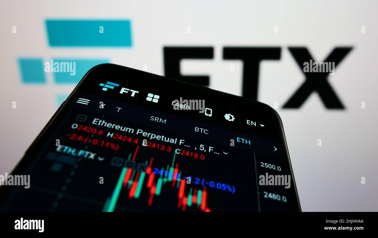 Mobiltelefon mit Webseite des Kryptowährungsunternehmens FTX Trading auf dem Bildschirm vor dem Unternehmenslogo. Konzentrieren Sie sich auf die obere linke Seite des Telefondisplays. Stockfoto