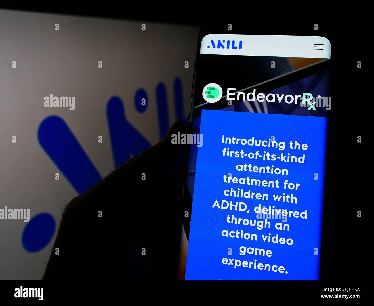 Person mit Smartphone und Website des US-Biotech-Unternehmens Akili Interactive Labs Inc. Auf dem Bildschirm mit Logo. Konzentrieren Sie sich auf die Mitte des Telefondisplays. Stockfoto