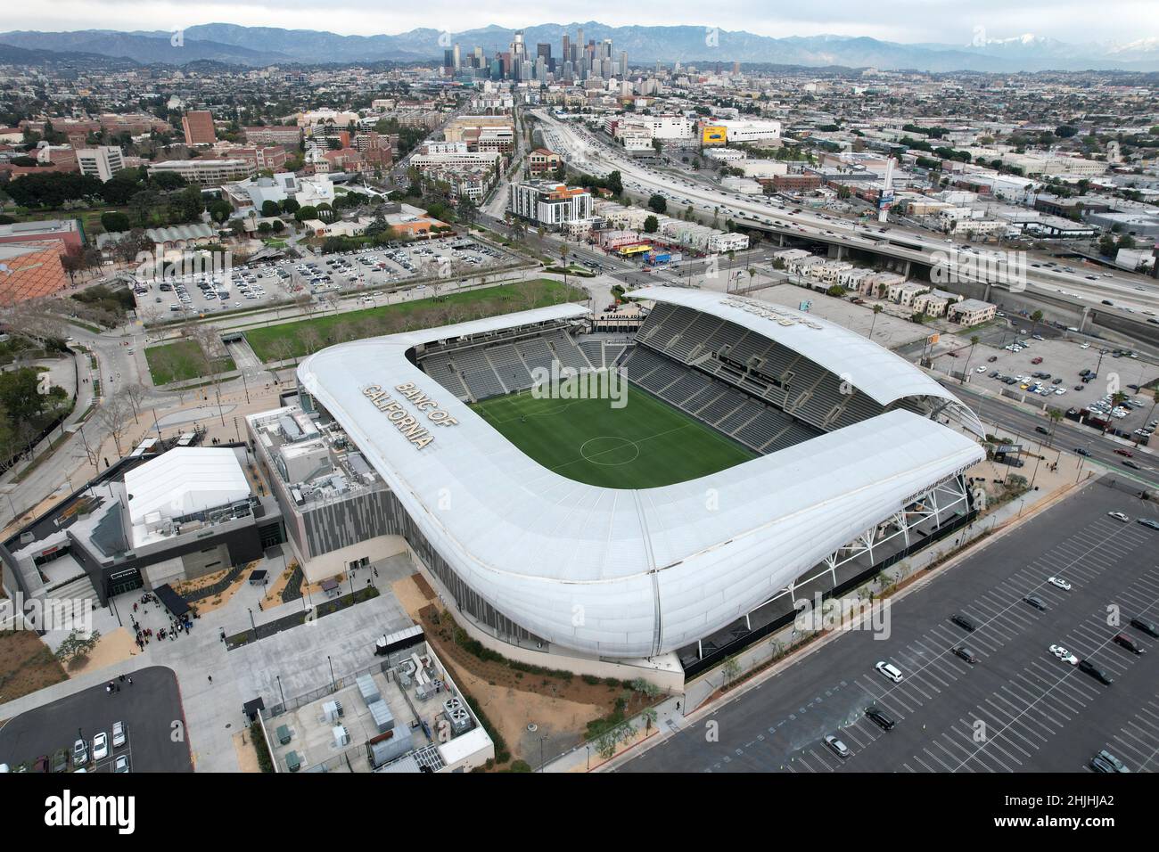 Eine Luftaufnahme des Banc of California Stadium, dem Heimstadion der LAFC-Fußballmannschaft, mit der Skyline der Innenstadt als Hintergrund, Samstag, 29. Januar 2022, Stockfoto