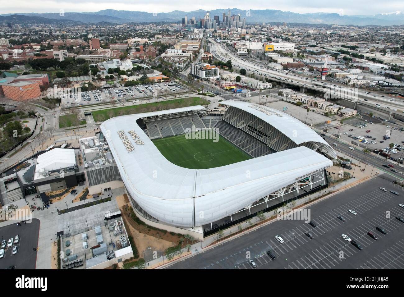Eine Luftaufnahme des Banc of California Stadium, dem Heimstadion der LAFC-Fußballmannschaft, mit der Skyline der Innenstadt als Hintergrund, Samstag, 29. Januar 2022, Stockfoto