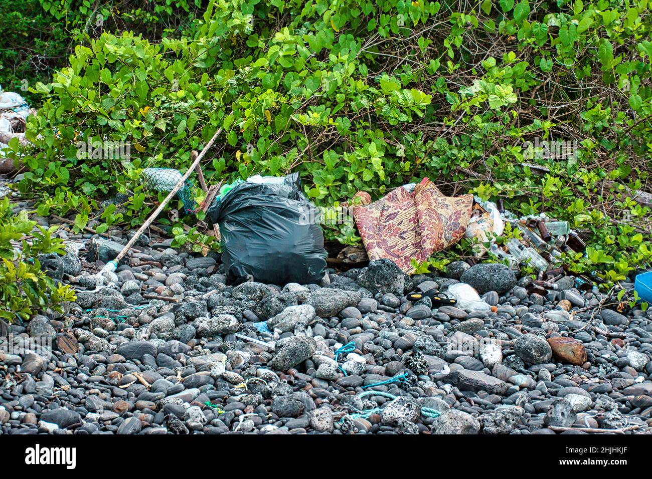 Koh Lipe, Thailand 12.10.2021 Trash rund um die Ko hin Ngam Felseninsel Stockfoto