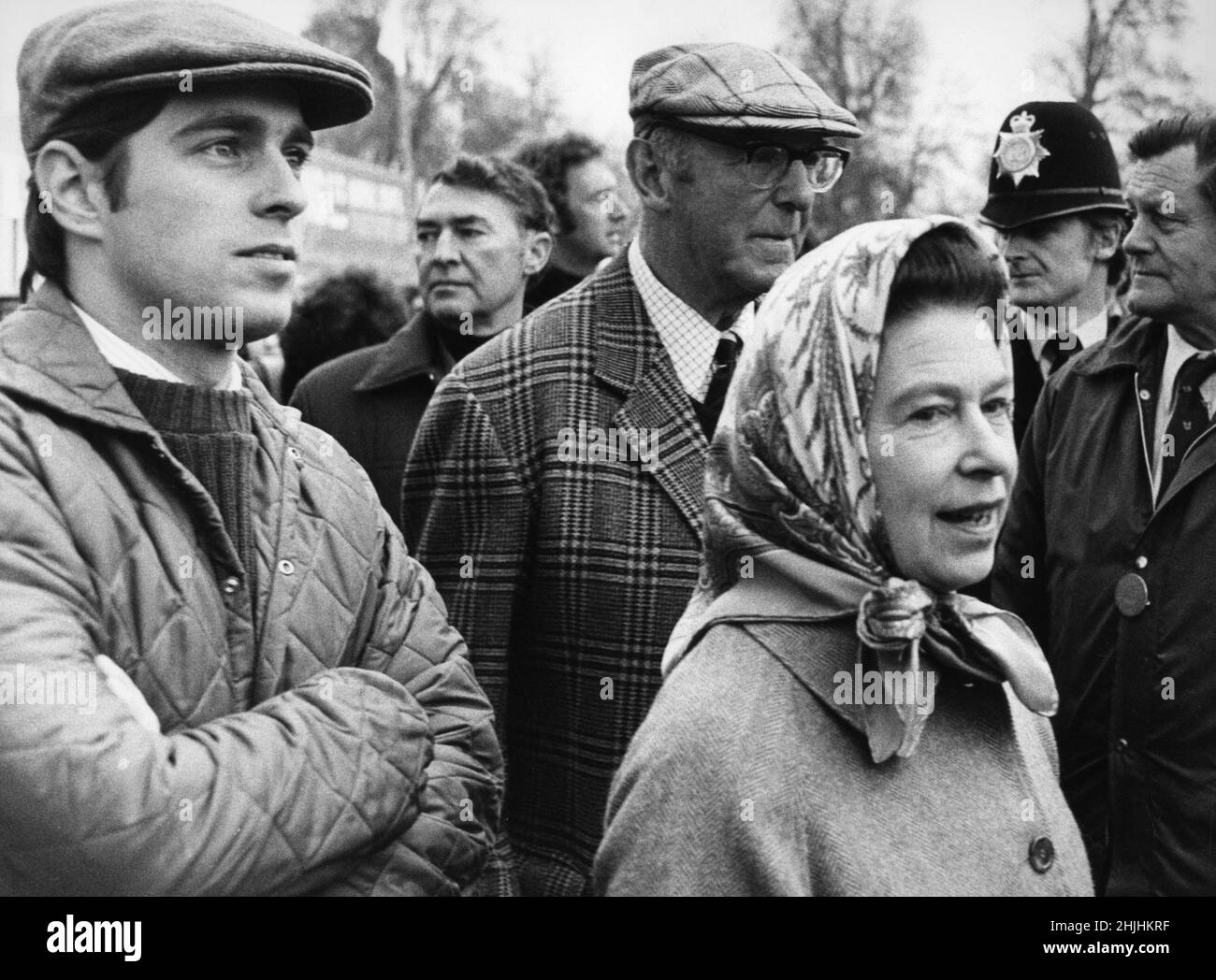 Datei-Foto vom 21/04/79 von Queen Elizabeth II, begleitet von Prinz Andrew, bei einem Spaziergang durch die Geschäfte bei den Badminton Horse Trials an ihrem 53rd. Geburtstag. Ausgabedatum: Sonntag, 30. Januar 2022. Stockfoto