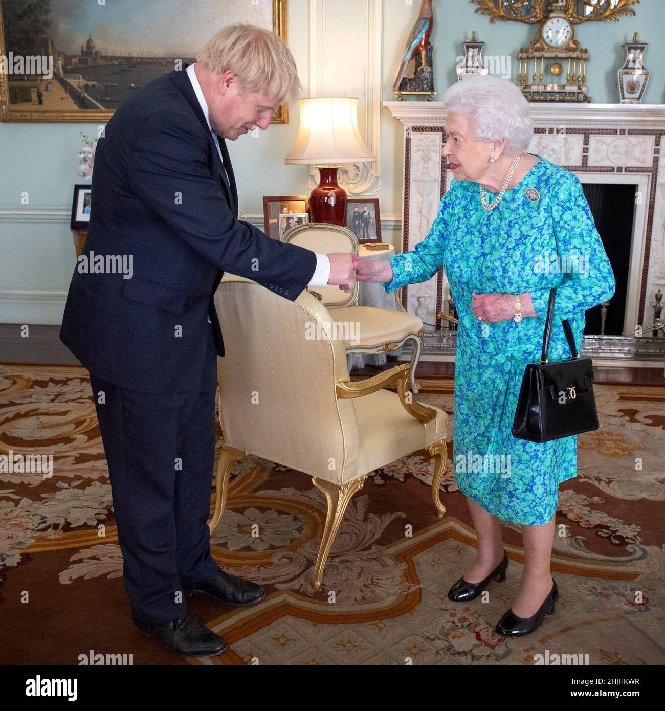 Datei-Foto vom 24/7/2019 von Königin Elizabeth II., die den neu gewählten Vorsitzenden der konservativen Partei Boris Johnson bei einer Audienz im Buckingham Palace, London, begrüßte, wo sie ihn einlud, Premierminister zu werden und eine neue Regierung zu bilden. Ausgabedatum: Sonntag, 30. Januar 2022. Stockfoto