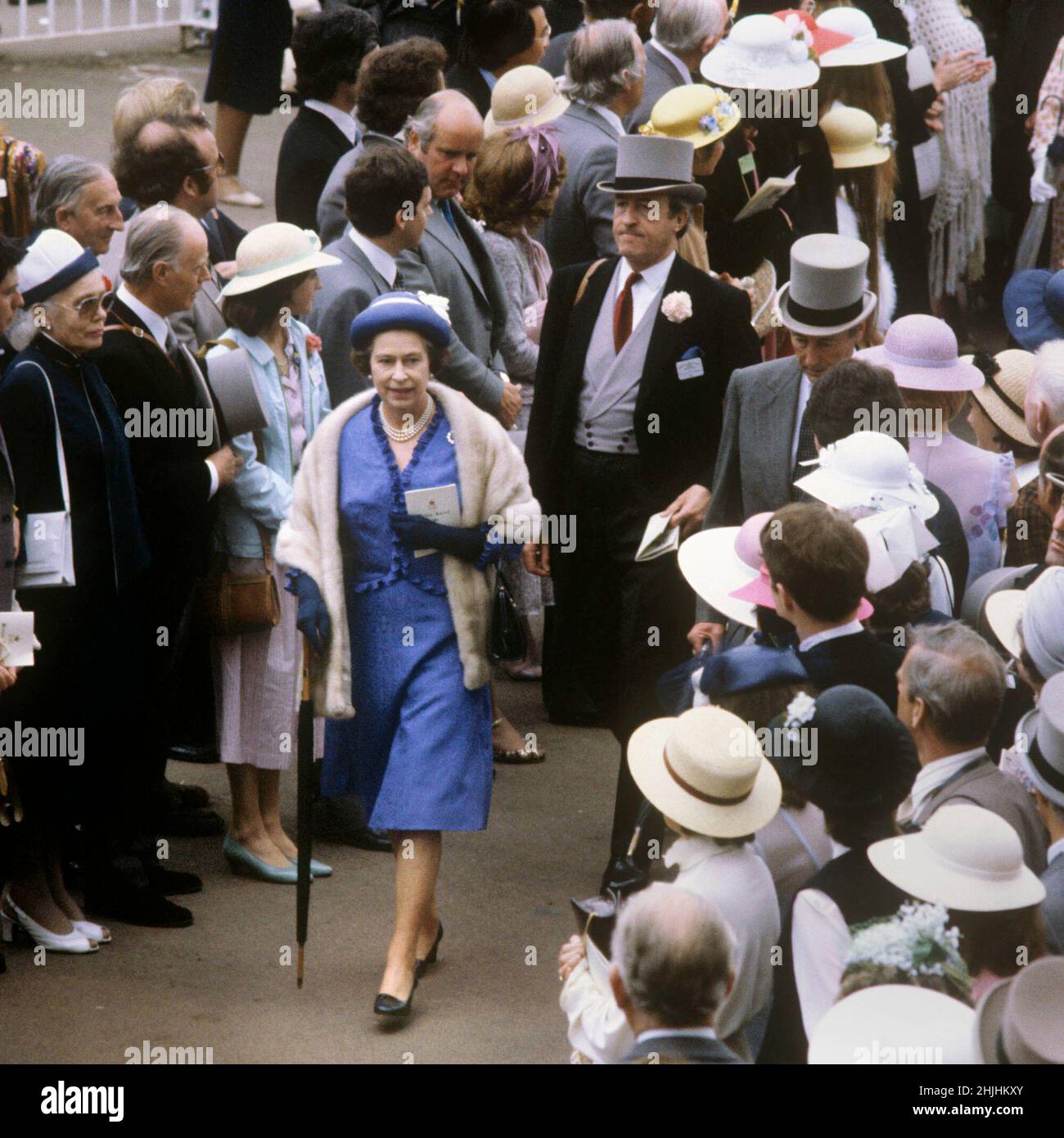 Datei-Foto vom 01/06/81 von Queen Elizabeth II zu Fuß durch die Massen beim Royal Ascot Renntreffen. Ausgabedatum: Sonntag, 30. Januar 2022. Stockfoto