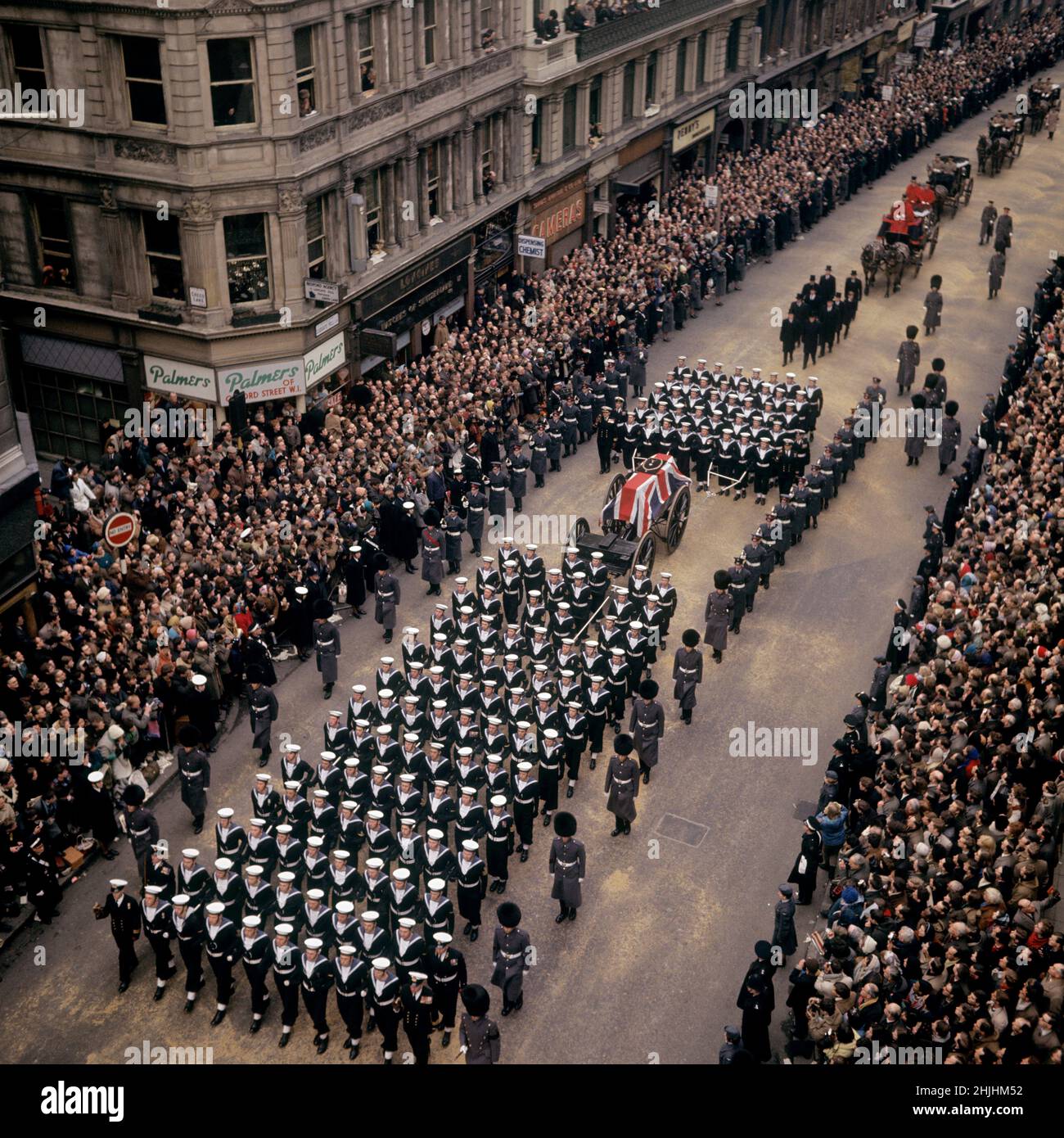 1965: Aktenfoto vom 1965. Januar von der Prozession der staatlichen Beerdigung von Sir Winston Churchill auf dem Weg entlang des Londoner Strand. Ausgabedatum: Sonntag, 30. Januar 2022. Stockfoto