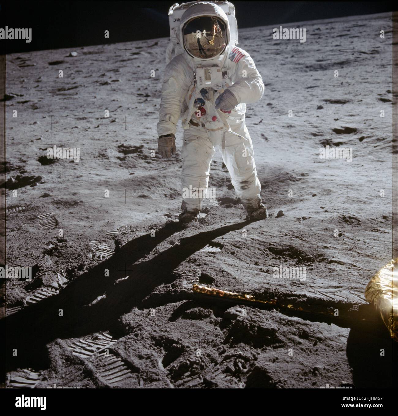 1969: Datei-Foto vom 1969. Juli von Astronaut Edwin Aldrin, der auf der Mondoberfläche läuft. Ausgabedatum: Sonntag, 30. Januar 2022. Stockfoto