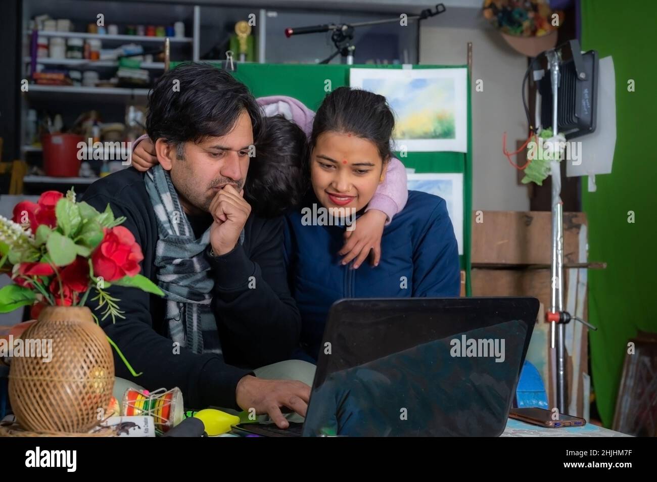 Die Eltern machen ihre Büroarbeit und ihr Kind beunruhigend ist sie in diesem . Stockfoto