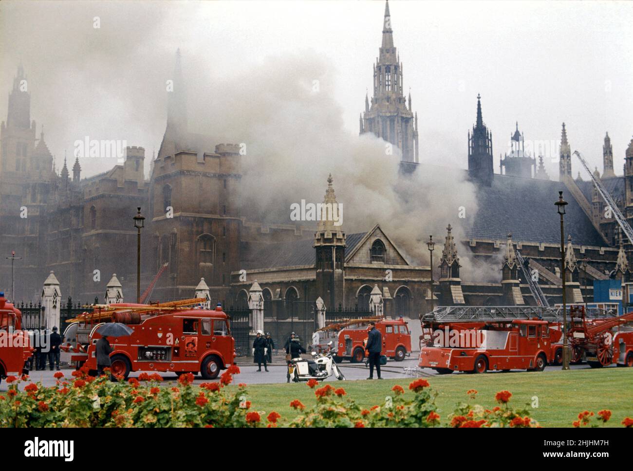 1974: Aktenfoto vom 1974. Juni von den Rettungsdiensten, die einen Brand in der Westminster Hall bekämpfen, nachdem eine von der IRA hinterlassene Brandvorrichtung explodiert war. Ausgabedatum: Sonntag, 30. Januar 2022. Stockfoto