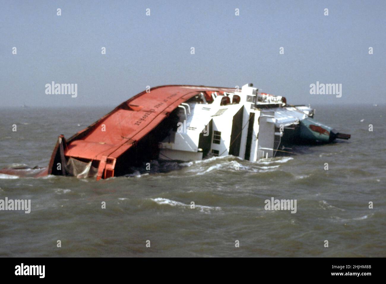 1987: Aktenfoto vom 1987. März der Townsend Thorensen Autofähre Herald of Free Enterprise, die auf dem Weg nach Dover in der Nähe des Eingangs zum Hafen von Zeebrugge, Belgien, kenterte. Ausgabedatum: Sonntag, 30. Januar 2022. Stockfoto