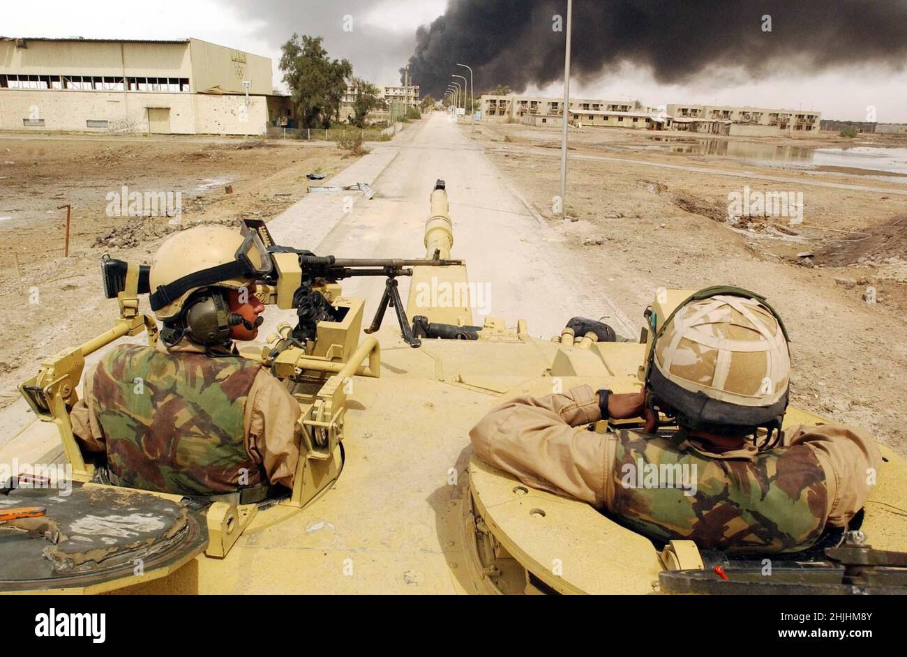 2003: Aktenfoto vom 2003. April von Alex Matheson mit seinem Challenger II-Panzer der Wüstenratten, der einen Einsatzposten in Basra, Südirak, behielt. Ausgabedatum: Sonntag, 30. Januar 2022. Stockfoto