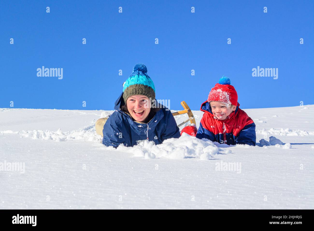 Junge Familie hat Spaß im Schnee Stockfoto