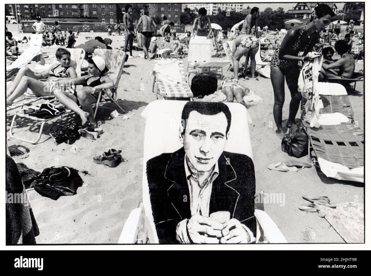Ein lebensgroßes Handtuch mit einem Abbild von Humphrey Bogart lässt es erscheinen, als wäre er am Strand in Brighton Beach, Brooklyn, New York City. Ca. 1975. Stockfoto