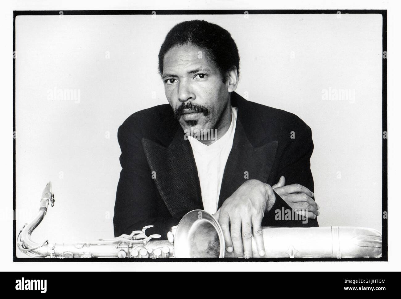 Posierte Porträt des späten Jazz-Komponisten und Tenorsaxophonisten Frank Lowe, aufgenommen 1983 in Brooklyn, New York. Stockfoto