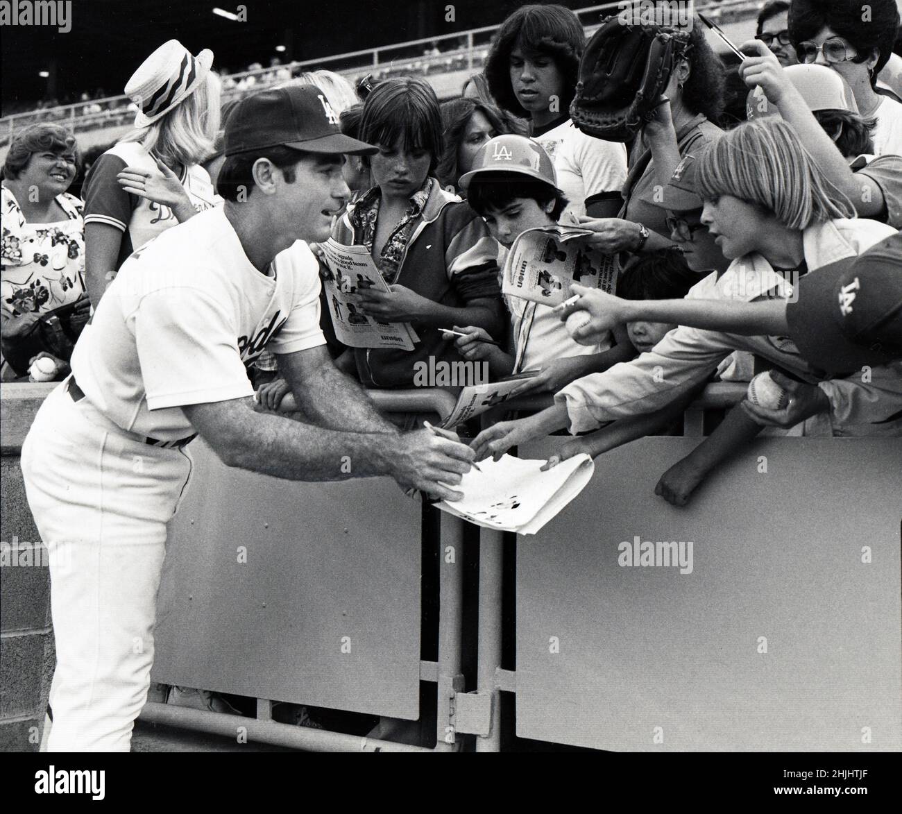 Los Angeles Dodger-Star Steve Garvey signiert Autogramme für Kinder vor einem Baseballspiel im Dodger Stadium in Chavez Ravine, Kalifornien. Stockfoto