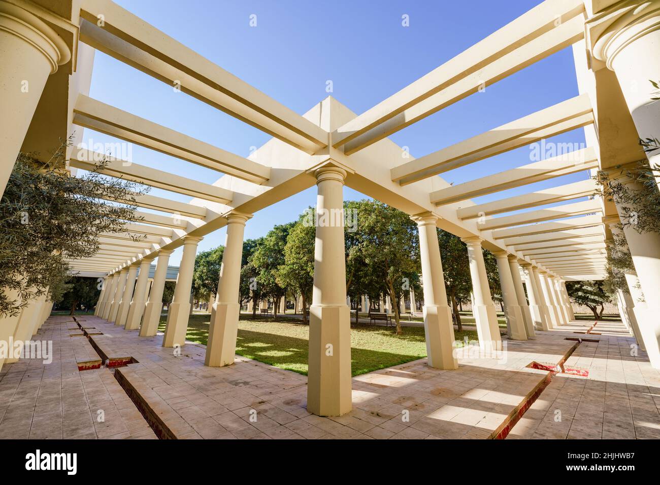 Valencia, Spanien. 28. Januar 2022. Öffentlicher Stadtpark in den Gärten des Flusses Turia, entworfen vom berühmten spanischen Architekten Ricardo Bofill Sr Stockfoto