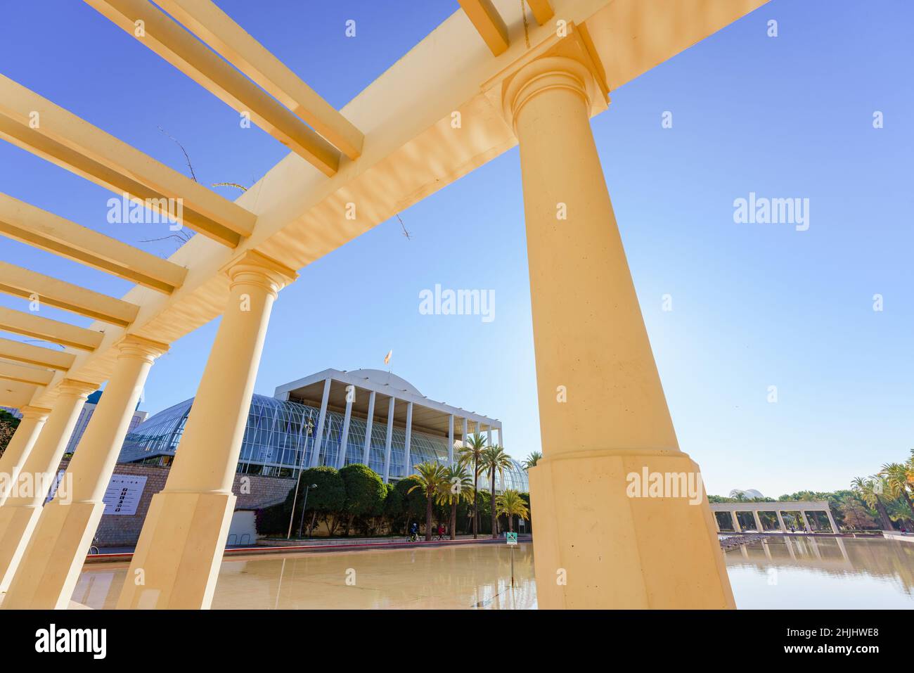 Valencia, Spanien. 28. Januar 2022. Öffentlicher Stadtpark in den Gärten des Flusses Turia, entworfen vom berühmten spanischen Architekten Ricardo Bofill Sr Stockfoto