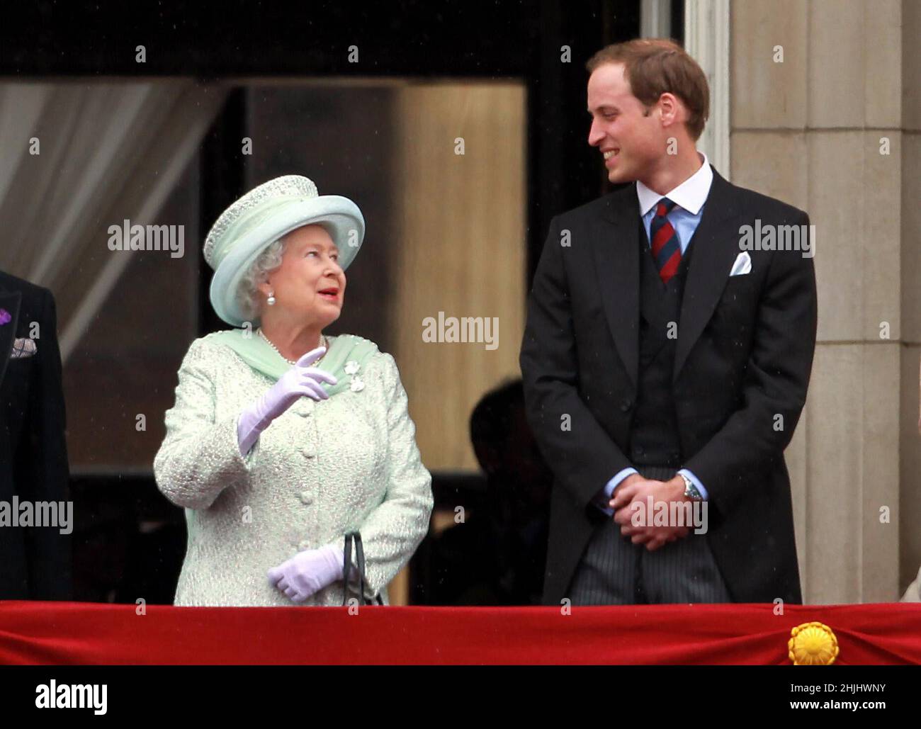Datei-Foto vom 05/06/12 von Königin Elizabeth II. Und dem Herzog von Cambridge, der im Rahmen der Feierlichkeiten zum Diamantenjubiläum auf dem Balkon des Buckingham Palace auftrat. Ausgabedatum: Sonntag, 30. Januar 2022. Stockfoto